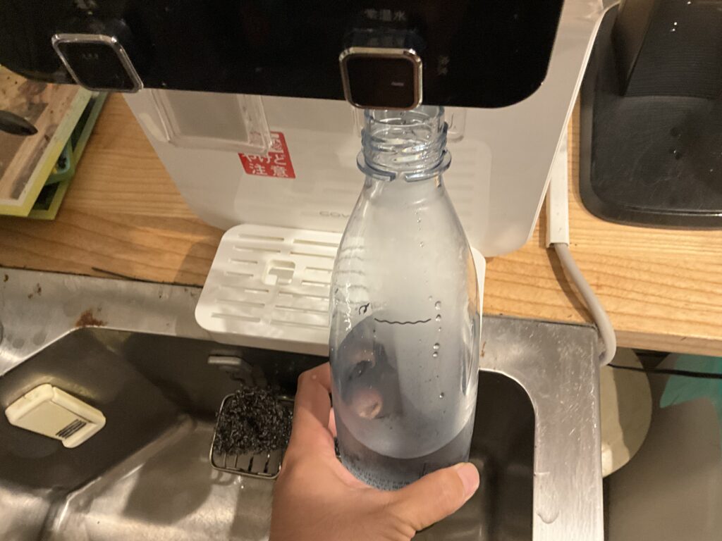 ウォータースタンドから冷水を入れる画像です。